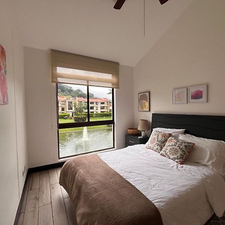 Cr Mariposa Rentals Lakeview Penthouse With Office Space, Pool, Gym, Tennis Santa Ana  Luaran gambar