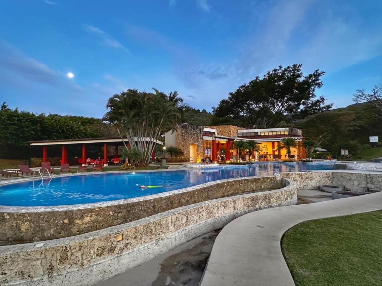 Cr Mariposa Rentals Lakeview Penthouse With Office Space, Pool, Gym, Tennis Santa Ana  Luaran gambar