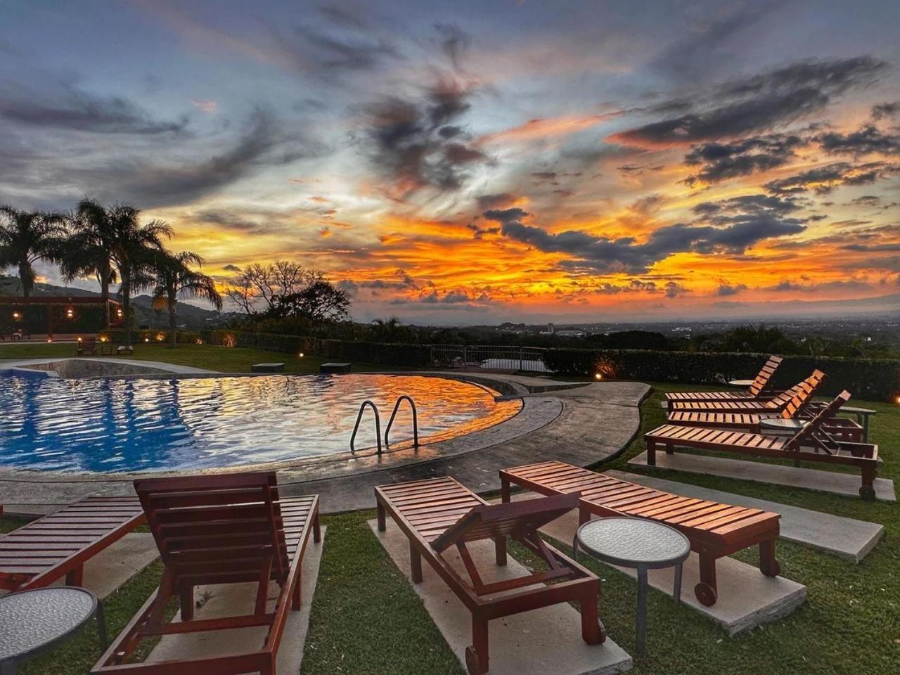 Cr Mariposa Rentals Lakeview Penthouse With Office Space, Pool, Gym, Tennis Santa Ana  Luaran gambar