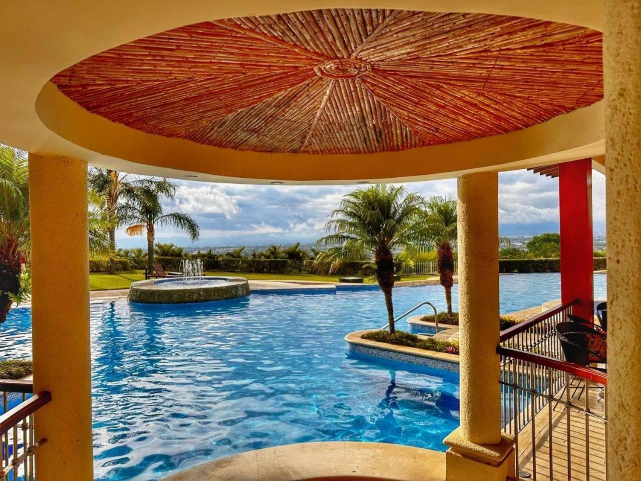 Cr Mariposa Rentals Lakeview Penthouse With Office Space, Pool, Gym, Tennis Santa Ana  Luaran gambar